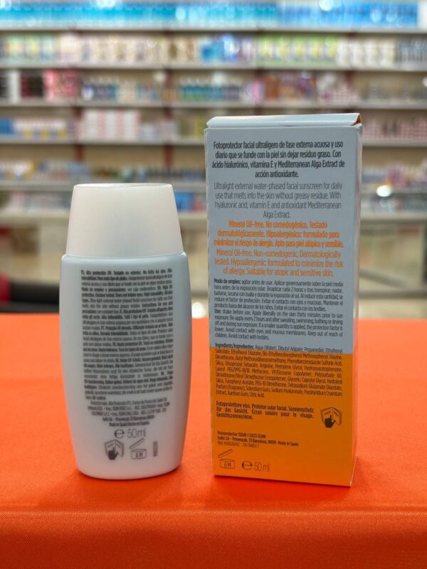 کرم ضد آفتاب فیوژن واتر مجیک ایزدین ISDIN SPF50 بی رنگ آبی
