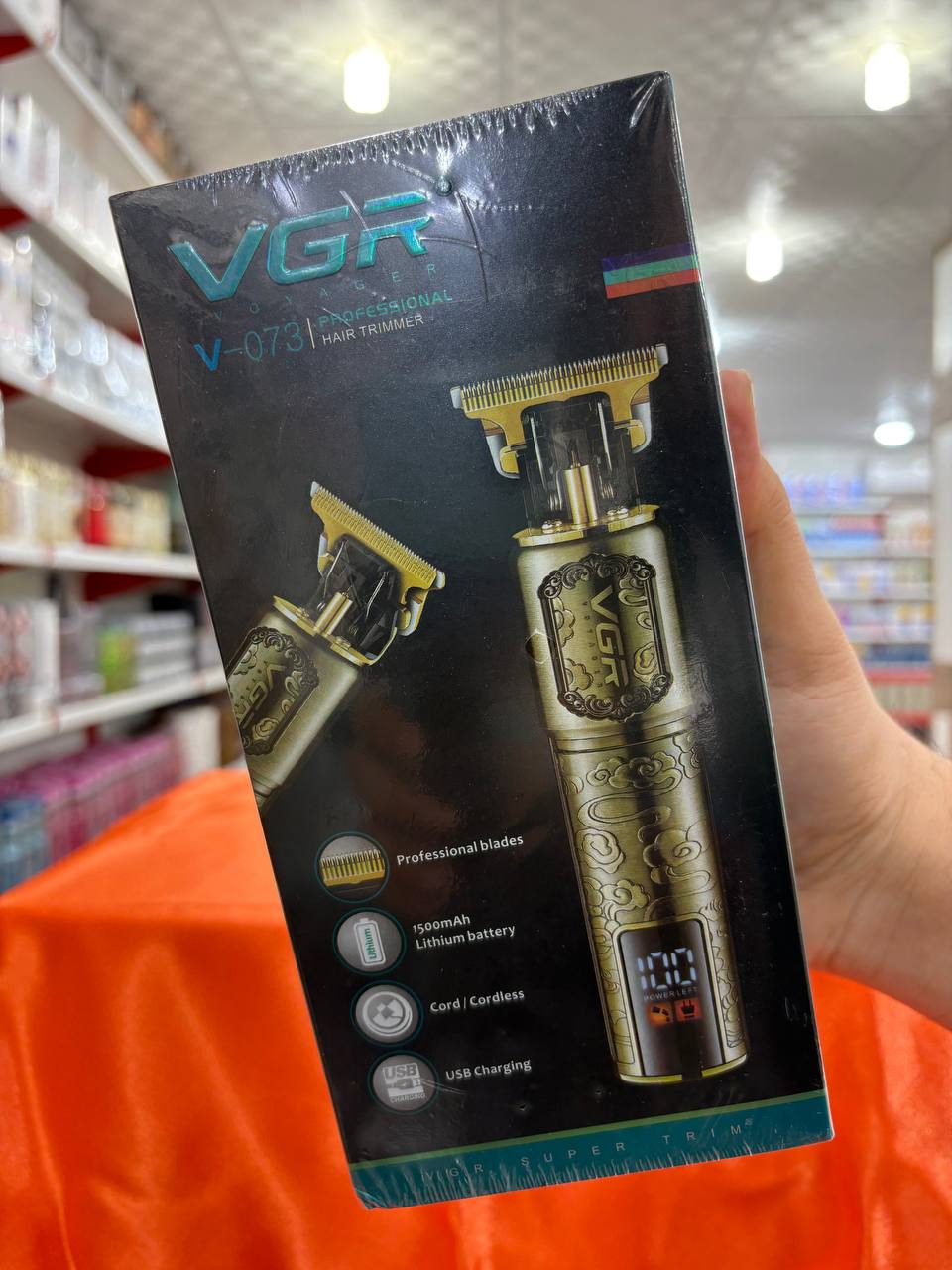 ماشین اصلاح وی جی آر مدل V-073 خط زن شارژی با تیغه استیل ضد زنگ و برش مستقیم