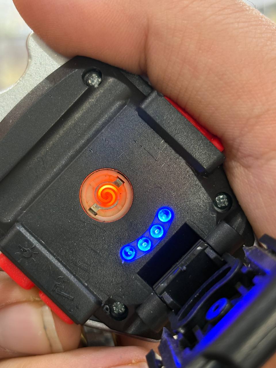 چراغ قوه چند کاره شارژی W5147 با لامپ اضطراری و فندک