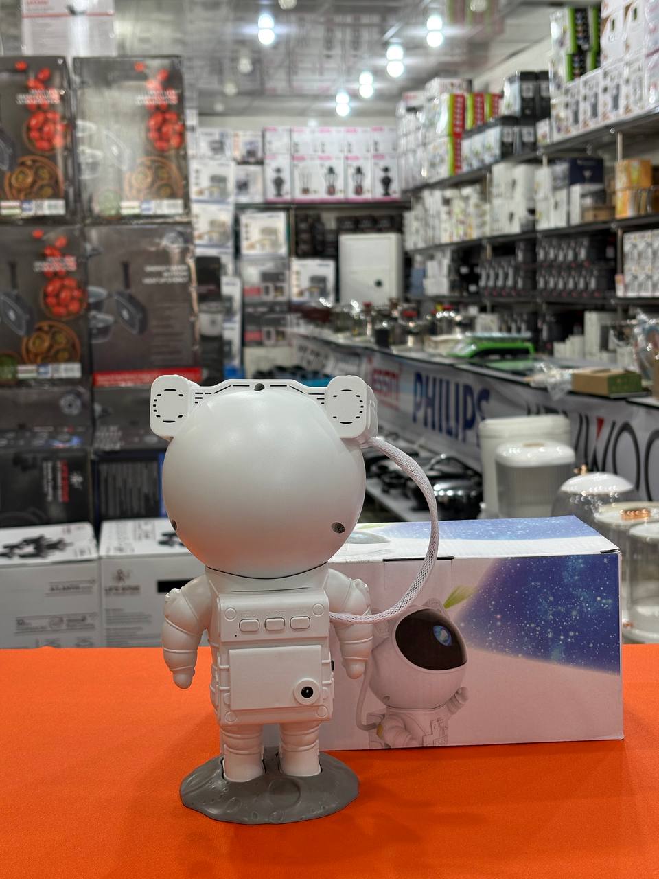 چراغ خواب مدل کهکشانی آدم فضایی ایستاده