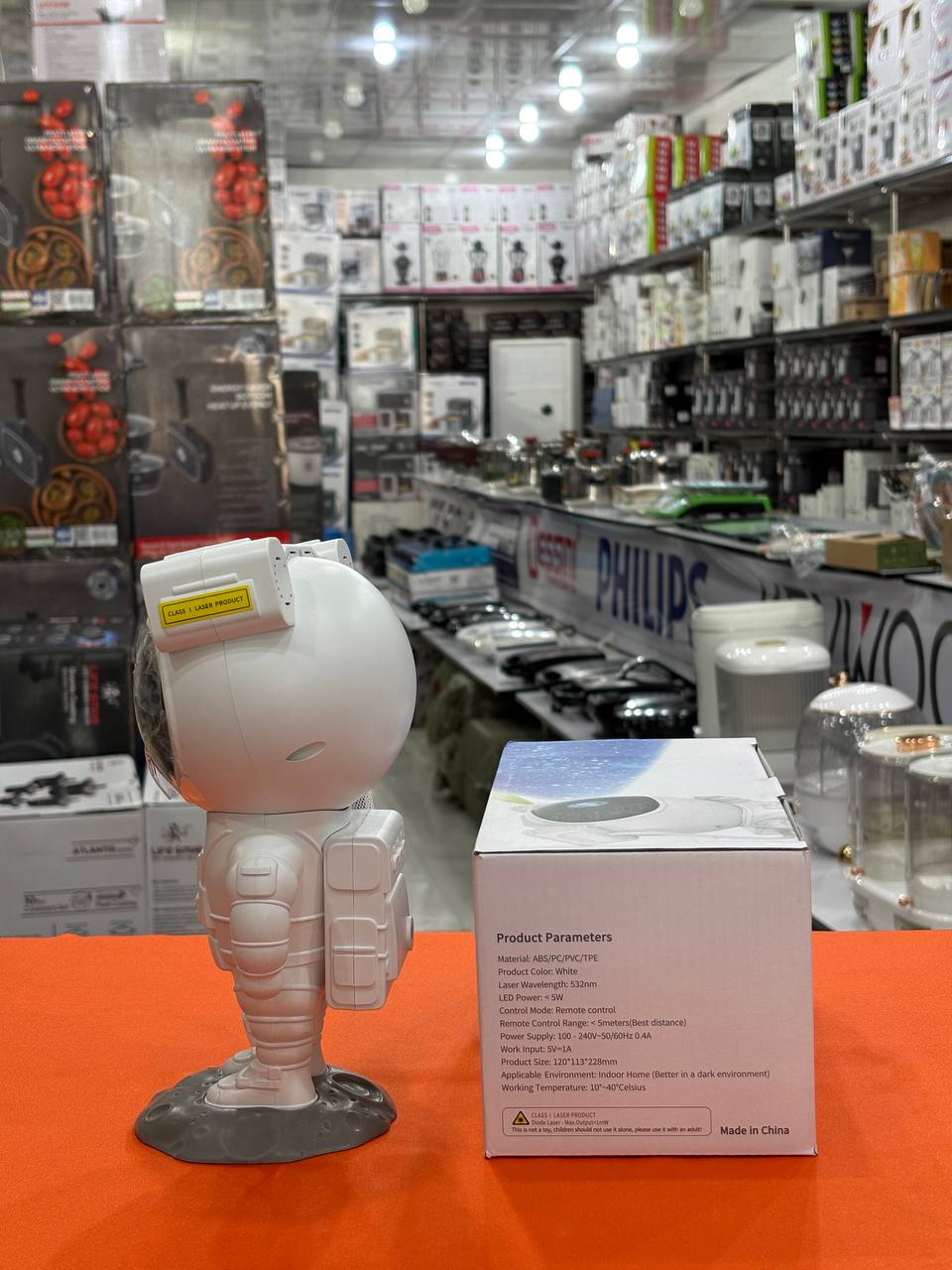 چراغ خواب مدل کهکشانی آدم فضایی ایستاده