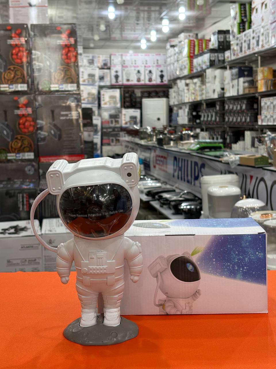 چراغ خواب مدل کهکشانی آدم فضایی ایستاده