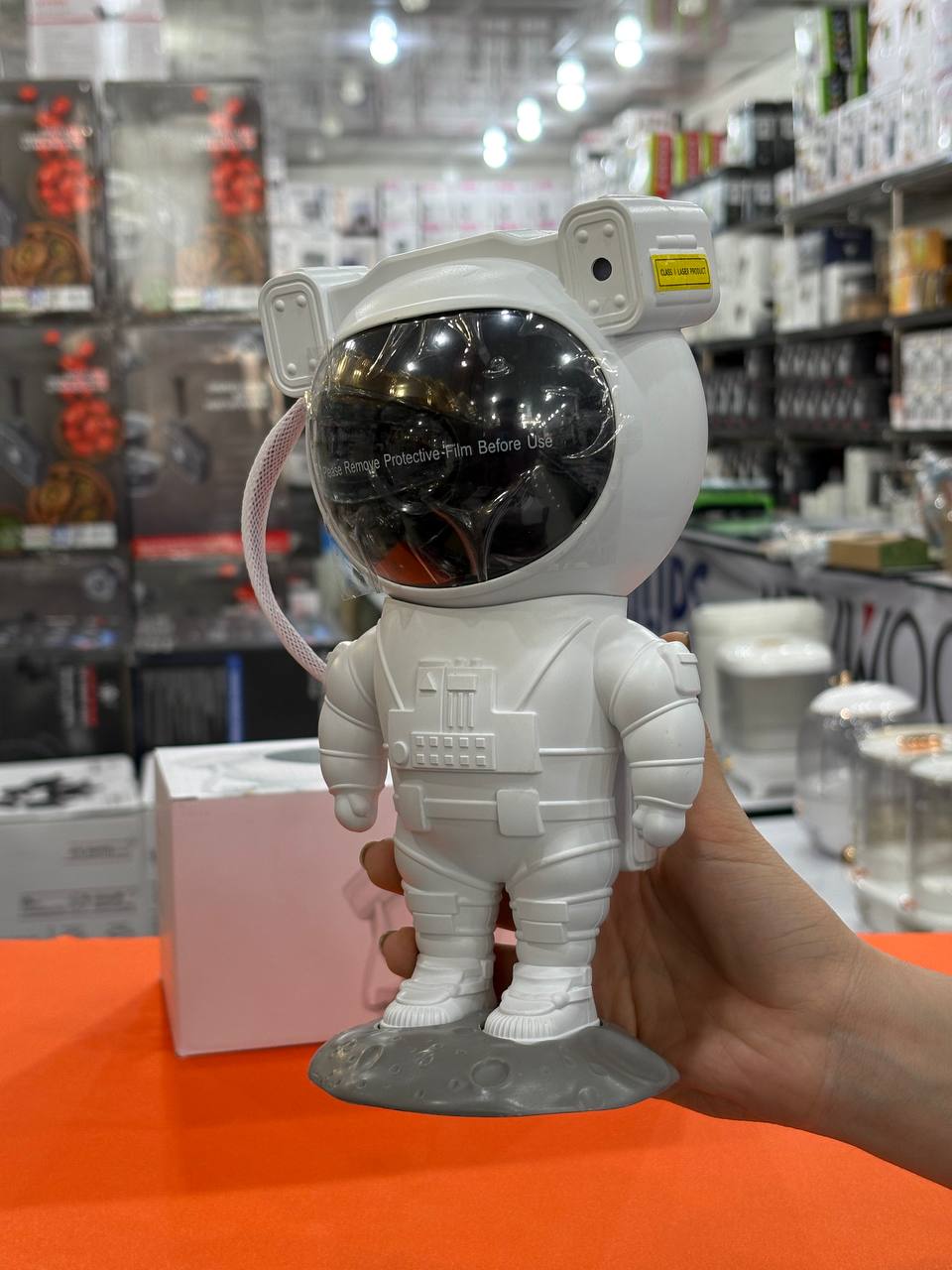 چراغ خواب مدل کهکشانی آدم فضایی ایستاده